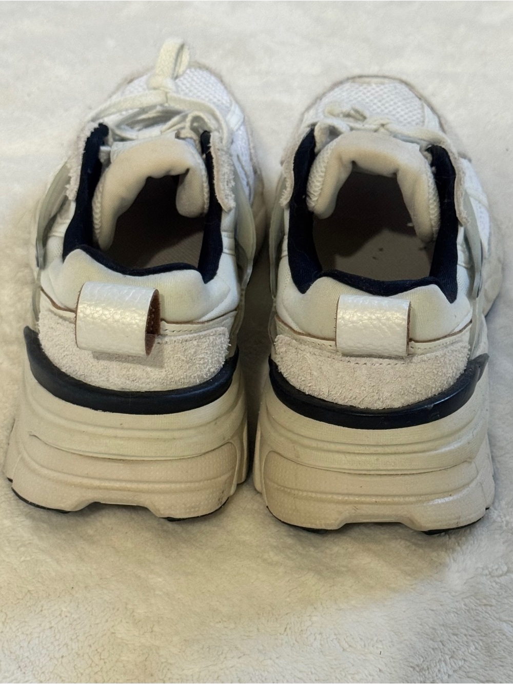 NIKE LIFESTYLE SNEAKER / CHUNKY / MESH / BLACK AND WHITE / SIZE 9 - Picture 4 of 7